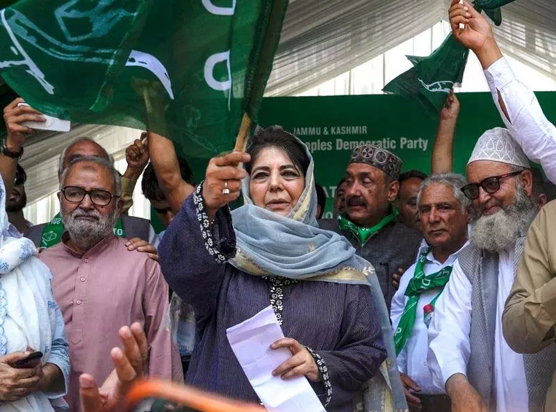 सत्तारूढ़ नेशनल कॉन्फ्रेंस आलोचनाओं के घेरे में, महबूबा ने PDP की वापसी का रास्ता तैयार किया सत्तारूढ़ नेशनल कॉन्फ्रेंस आलोचनाओं के घेरे में, महबूबा ने PDP की वापसी का रास्ता तैयार किया