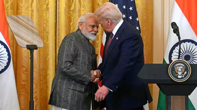 ट्रम्प का भारत के लिए टैरिफ़ का डंडा, पाकिस्तान के लिए प्रलोभन ट्रम्प का भारत के लिए टैरिफ़ का डंडा, पाकिस्तान के लिए प्रलोभन