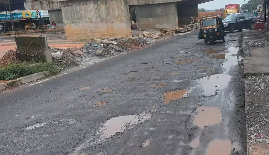 जर्जर सड़क: यातायात में कठिनाई जर्जर सड़क: यातायात में कठिनाई