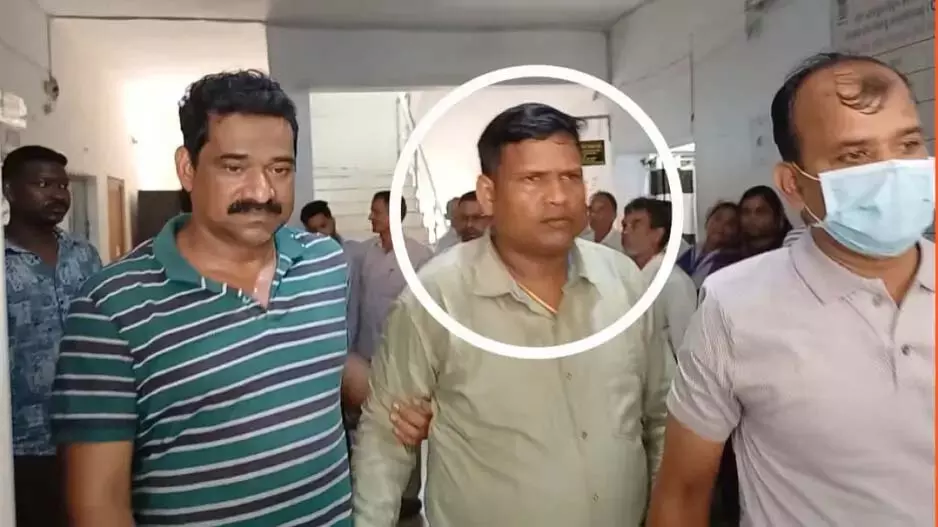 Jajpur : तहसील क्लर्क की गिरफ्तारी से कर्मचारियों में हड़कंप Jajpur : तहसील क्लर्क की गिरफ्तारी से कर्मचारियों में हड़कंप