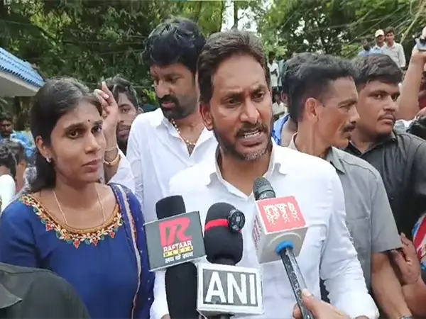पूर्व मुख्यमंत्री जगन मोहन रेड्डी का आरोप, आंध्र प्रदेश में अघोषित आपातकाल पूर्व मुख्यमंत्री जगन मोहन रेड्डी का आरोप, आंध्र प्रदेश में अघोषित आपातकाल