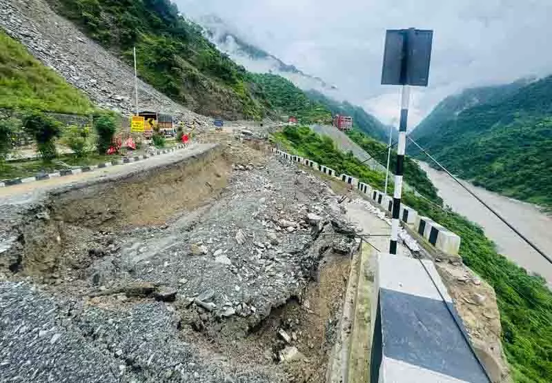 भारी बारिश के बाद जमीन धंसने से Kiratpur-Manali राजमार्ग क्षतिग्रस्त भारी बारिश के बाद जमीन धंसने से Kiratpur-Manali राजमार्ग क्षतिग्रस्त