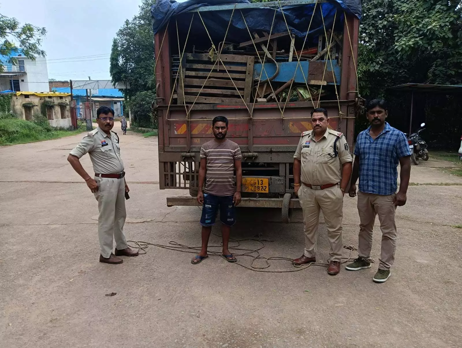 CG BREAKING: अवैध रूप से ले जाए जा रहे 9 टन कबाड़ के साथ ट्रक जब्त, चालक गिरफ्तार CG BREAKING: अवैध रूप से ले जाए जा रहे 9 टन कबाड़ के साथ ट्रक जब्त, चालक गिरफ्तार