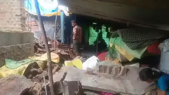 नर्मदापुरम में बारिश के चलते दीवार गिरी, मजदूर परिवार सुरक्षित बचा नर्मदापुरम में बारिश के चलते दीवार गिरी, मजदूर परिवार सुरक्षित बचा
