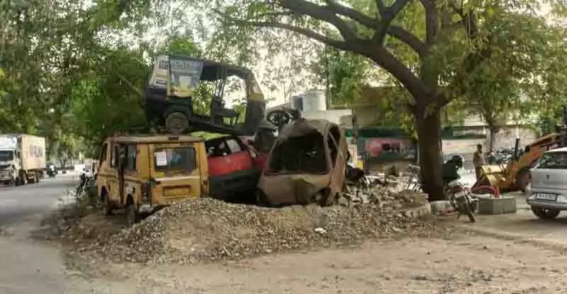 Ludhiana: पुलिस थानों के बाहर सड़कों पर फेंके गए जब्त और लावारिस वाहन Ludhiana: पुलिस थानों के बाहर सड़कों पर फेंके गए जब्त और लावारिस वाहन
