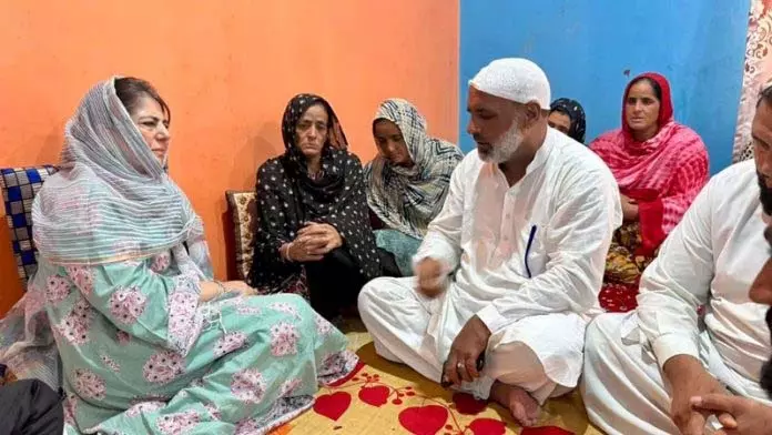 Mehbooba Mufti ने परवेज के परिवार से मुलाकात की, निष्पक्ष जांच की मांग की Mehbooba Mufti ने परवेज के परिवार से मुलाकात की, निष्पक्ष जांच की मांग की
