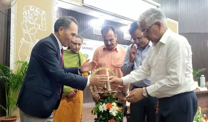 न्यायमूर्ति ताशी रबस्तान ने JU में विकसित भारत युवा कनेक्ट कार्यक्रम का उद्घाटन किया न्यायमूर्ति ताशी रबस्तान ने JU में विकसित भारत युवा कनेक्ट कार्यक्रम का उद्घाटन किया