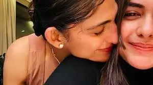 हे मृणाल ठाकुर, कुब्रा सैत तुमसे बहुत प्यार करती हैं हे मृणाल ठाकुर, कुब्रा सैत तुमसे बहुत प्यार करती हैं