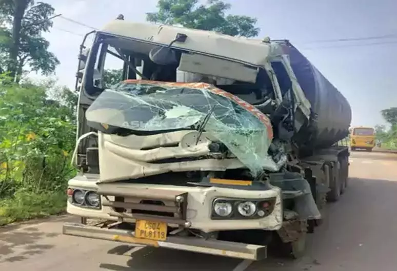 CG BREAKING: खड़ी ट्रक से टकराया ऑयल टैंकर, दो मजदूरों की मौके पर मौत, तीन गंभीर घायल CG BREAKING: खड़ी ट्रक से टकराया ऑयल टैंकर, दो मजदूरों की मौके पर मौत, तीन गंभीर घायल