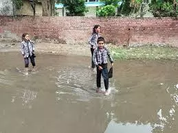 Tohana: स्कूल के बाहर जलजमाव, दीवार फांद रहे छात्र Tohana: स्कूल के बाहर जलजमाव, दीवार फांद रहे छात्र