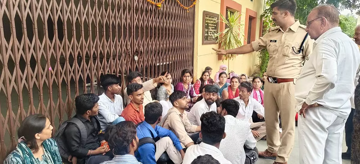 एड परीक्षा परिणामों पर बवाल, मंडलेश्वर में ABVP का विरोध प्रदर्शन एड परीक्षा परिणामों पर बवाल, मंडलेश्वर में ABVP का विरोध प्रदर्शन