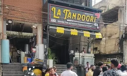रेस्टोरेंट का अपशिष्ट सड़क में फेंका गया था, सील की कार्रवाई रेस्टोरेंट का अपशिष्ट सड़क में फेंका गया था, सील की कार्रवाई