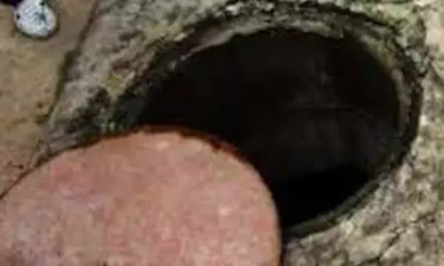 नाबालिग लड़के के सीवर में गिरने के बाद बचाव अभियान जारी