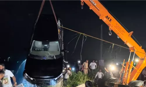 नहर में गिरी कार, महिला की मौत, सीट बेल्ट बंधी हुई थी