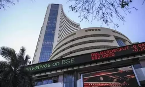 टैरिफ के चलते शेयर बाजार लाल निशान में खुला, फार्मा शेयरों में बिकवाली टैरिफ के चलते शेयर बाजार लाल निशान में खुला, फार्मा शेयरों में बिकवाली