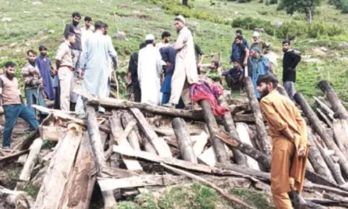 लोलाब वार्नो में अस्थायी आश्रय ढहने से 2 लोगों की मौत, 2 घायल लोलाब वार्नो में अस्थायी आश्रय ढहने से 2 लोगों की मौत, 2 घायल