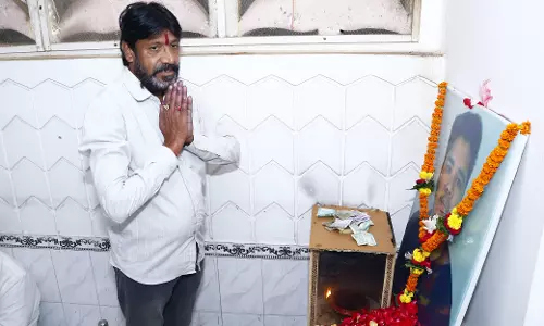 बीजेपी नेता दिलीप कुमार धनकर ने निखिल कश्यप को श्रद्धांजलि अर्पित की बीजेपी नेता दिलीप कुमार धनकर ने निखिल कश्यप को श्रद्धांजलि अर्पित की