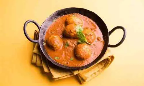 Kashmiri Dum Aloo: आलू खाने के शौकीन हैं तो एक बार कश्मीरी दम आलू जरूर ट्राई करें