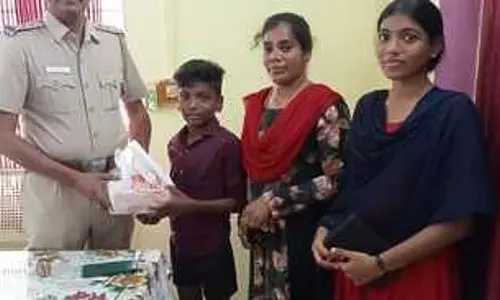 Tamil Nadu : वह लड़का जिसने नाज़रेथ में झाड़ी में फेंके गए एक बच्चे को बचाया Tamil Nadu : वह लड़का जिसने नाज़रेथ में झाड़ी में फेंके गए एक बच्चे को बचाया