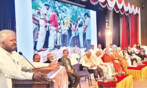मीडिया को संवेदनशील मुद्दों की रिपोर्टिंग में चिंता दिखानी चाहिए: Khandre मीडिया को संवेदनशील मुद्दों की रिपोर्टिंग में चिंता दिखानी चाहिए: Khandre