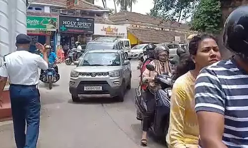 GOA: ओल्ड मार्केट सर्किल पर सड़क मरम्मत के कारण सुबह की भीड़ के दौरान यातायात में अव्यवस्था फैली GOA: ओल्ड मार्केट सर्किल पर सड़क मरम्मत के कारण सुबह की भीड़ के दौरान यातायात में अव्यवस्था फैली
