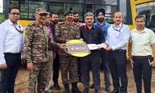सीएसआर के तहत, जेएंडके बैंक ने पाइनवुड स्कूल बालाकोट को स्कूल बस दान की सीएसआर के तहत, जेएंडके बैंक ने पाइनवुड स्कूल बालाकोट को स्कूल बस दान की