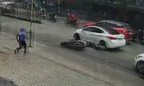 Pune : बाइक फिसलने के बाद कार से कुचलकर वरिष्ठ नागरिक की मौत Pune : बाइक फिसलने के बाद कार से कुचलकर वरिष्ठ नागरिक की मौत