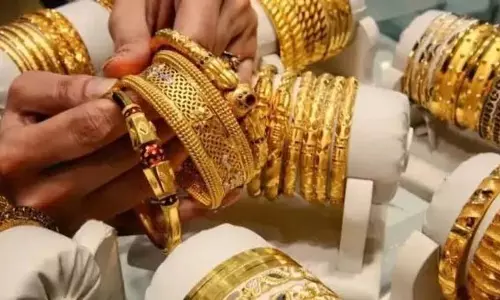 रुपये की मजबूती से सोना ₹500 और चांदी ₹2,000 सस्ती हुई रुपये की मजबूती से सोना ₹500 और चांदी ₹2,000 सस्ती हुई
