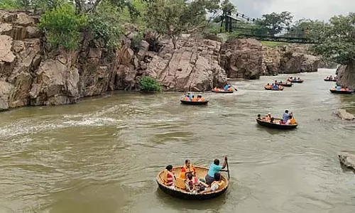 ओकेनाक्कल में कावेरी नदी में नौका सेवा चलाने की अनुमति : पर्यटक खुश ओकेनाक्कल में कावेरी नदी में नौका सेवा चलाने की अनुमति : पर्यटक खुश