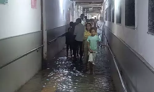 Delhi rain: सफदरजंग अस्पताल में जलभराव, मरीज घुटनों तक पानी में Delhi rain: सफदरजंग अस्पताल में जलभराव, मरीज घुटनों तक पानी में