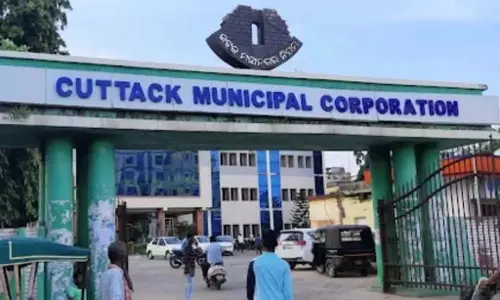 Cuttack : सीएमसी कमिश्नर ने देर से आने वालों पर कड़ी कार्रवाई की Cuttack : सीएमसी कमिश्नर ने देर से आने वालों पर कड़ी कार्रवाई की