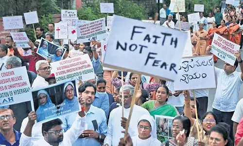Hyderabad में ननों की गिरफ्तारी के विरोध में ईसाइयों ने मौन मार्च निकाला Hyderabad में ननों की गिरफ्तारी के विरोध में ईसाइयों ने मौन मार्च निकाला