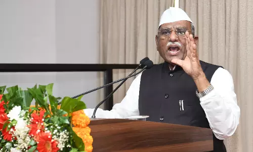 Jaipur: राज्यपाल ने शिल्पग्राम में लोक कलाकारों से की मुलाकात, बढ़ाया उत्साह Jaipur: राज्यपाल ने शिल्पग्राम में लोक कलाकारों से की मुलाकात, बढ़ाया उत्साह