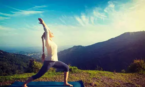 Virabhadrasana: वीरभद्रासन योग का अभ्यास करने का सही तरीका, जानें लाभ और सावधानियां