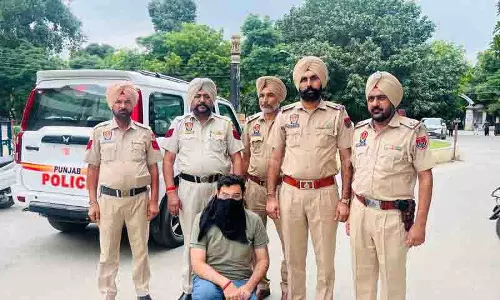 14 करोड़ रुपये की SBI धोखाधड़ी, आरोपी वृंदावन से गिरफ्तार, पूछताछ के लिए पुलिस रिमांड पर 14 करोड़ रुपये की SBI धोखाधड़ी, आरोपी वृंदावन से गिरफ्तार, पूछताछ के लिए पुलिस रिमांड पर