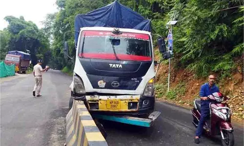 Kangra: राष्ट्रीय राजमार्ग ट्रक डिवाइडर से टकराया, चालक घायल Kangra: राष्ट्रीय राजमार्ग ट्रक डिवाइडर से टकराया, चालक घायल