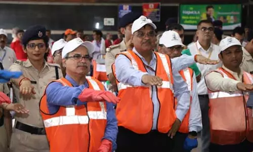 नई दिल्ली रेलवे स्टेशन पर स्वच्छता अभियान की शुरुआत नई दिल्ली रेलवे स्टेशन पर स्वच्छता अभियान की शुरुआत