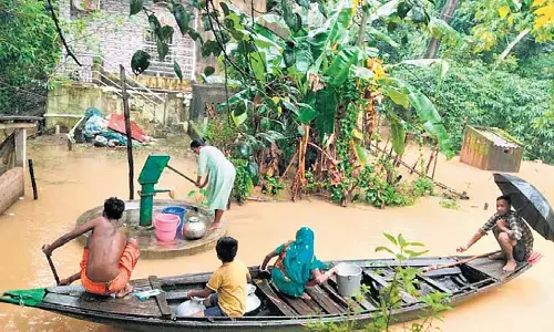 Kendrapara बाढ़ प्रभावित Kendrapara में पानी लाने के लिए महिलाएं नाव का सहारा ले रही Kendrapara बाढ़ प्रभावित Kendrapara में पानी लाने के लिए महिलाएं नाव का सहारा ले रही
