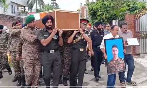 लद्दाख में बोल्डर दुर्घटना में शहीद हुए सैनिकों का Punjab में सैन्य सम्मान के साथ अंतिम संस्कार किया