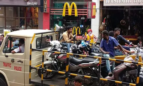 Karnataka : सड़कों पर बेतरतीब ढंग से वाहन पार्क करने वालों से सावधान रहें
