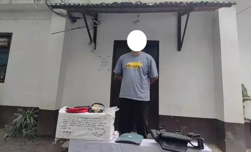 Manipur: इम्फाल पूर्व में हथियार और कफ सिरप की बोतलों के साथ एक व्यक्ति गिरफ्तार Manipur: इम्फाल पूर्व में हथियार और कफ सिरप की बोतलों के साथ एक व्यक्ति गिरफ्तार