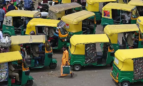 ऑटो किराया बढ़ोतरी : बेंगलुरु शहर में आज से ऑटो यात्रा महंगी होगी ऑटो किराया बढ़ोतरी : बेंगलुरु शहर में आज से ऑटो यात्रा महंगी होगी