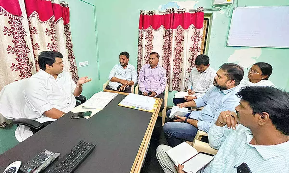 Andhra Pradesh : आहुडा प्रमुख ने लेआउट के नियमितीकरण पर समीक्षा की Andhra Pradesh : आहुडा प्रमुख ने लेआउट के नियमितीकरण पर समीक्षा की