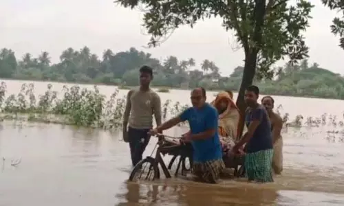 डॉक्टरों ने बाढ़ के पानी से गर्भवती महिला को बचाया