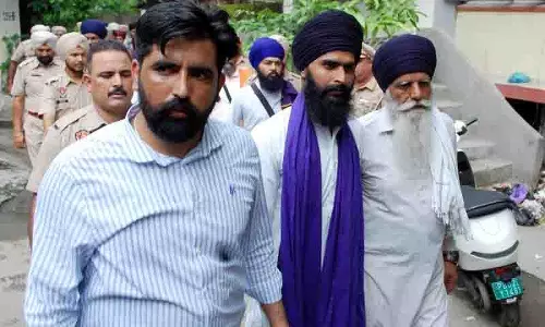 अजनाला पुलिस स्टेशन पर हमले के आरोप में Amritpal के साथियों को अदालत में पेश किया अजनाला पुलिस स्टेशन पर हमले के आरोप में Amritpal के साथियों को अदालत में पेश किया