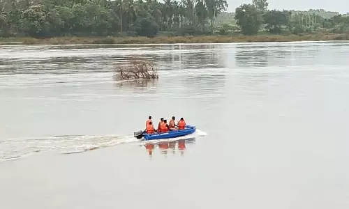 सूदखोरों का खतरा; झील में कूदने के बाद महिला को बचाया गया सूदखोरों का खतरा; झील में कूदने के बाद महिला को बचाया गया