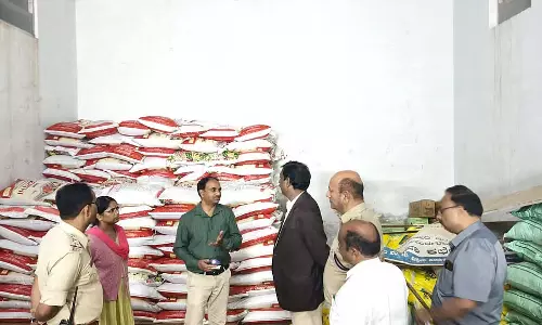 यूरिया का अवैध भंडारण; DC ने किया औचक निरीक्षण