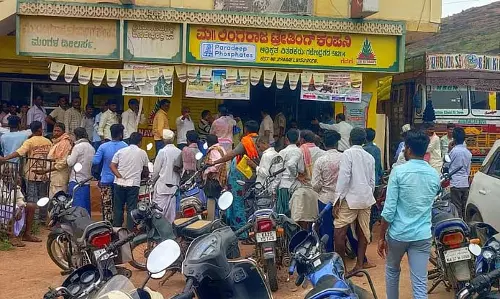 Gajendragarh : यूरिया पाने के लिए किसान बेताब