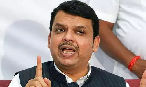 कांग्रेस हिंदुओं को आतंकवादी बताने की कोशिश कर रही है: Fadnavis