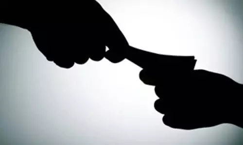 Odisha : राजस्व कर्मचारी रिश्वत लेते रंगे हाथों पकड़ा गया Odisha : राजस्व कर्मचारी रिश्वत लेते रंगे हाथों पकड़ा गया